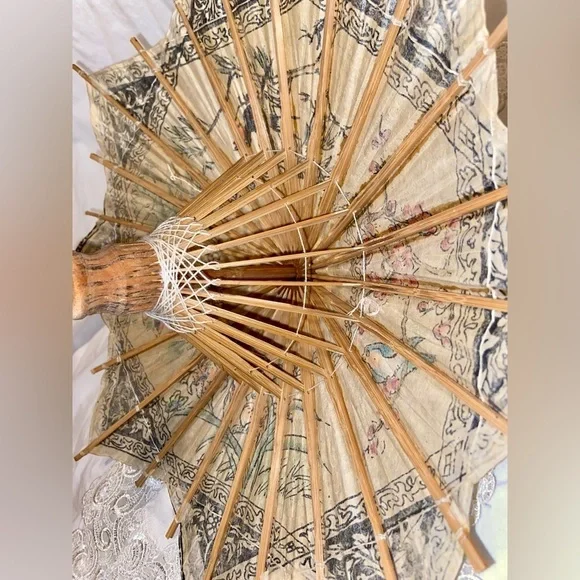 Authentic Vintage handmade Small Asian Art paper wood‎ shaft umbrella - Picture 7 of 11